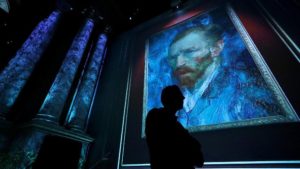 Seyahatseverlere renkli ışıklar içerisinde Van Gogh sergisi