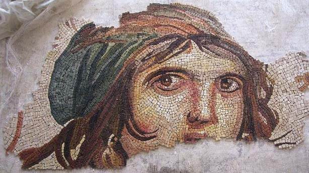 Çingene Kızı mozaiğinin kayıp parçaları Türkiye'ye dönüyor