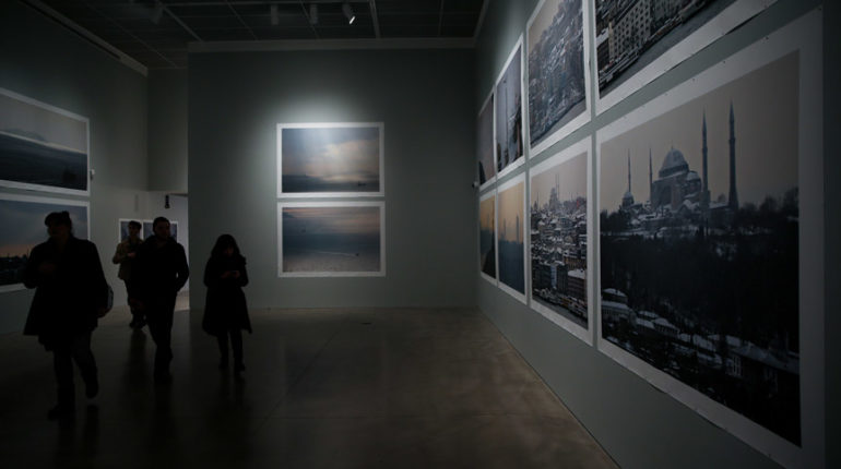 Orhan Pamuk'un 'Balkon Fotoğraflar' sergisi açıldı